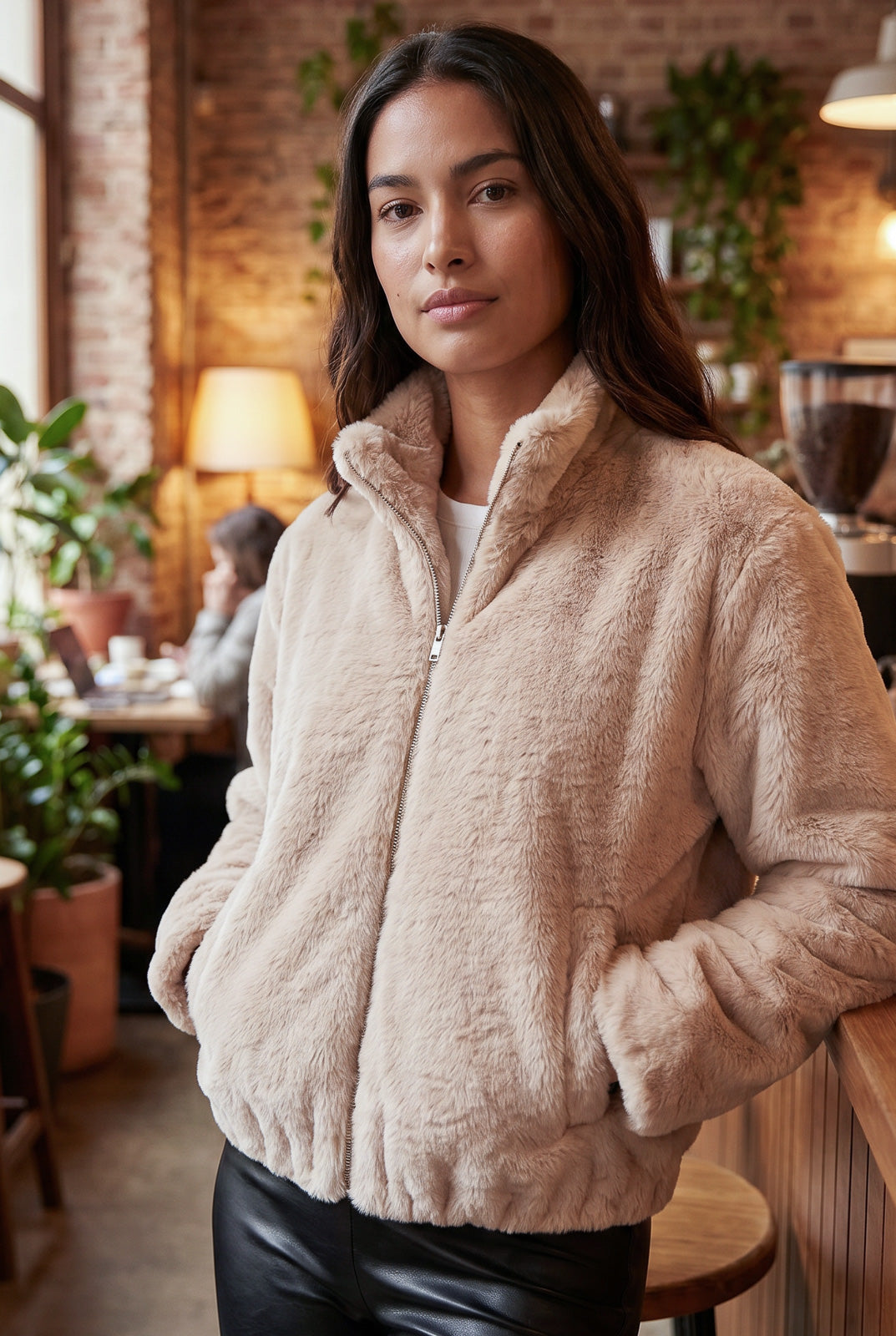Jaqueta bomber feminina de pelúcia gola alta 61250